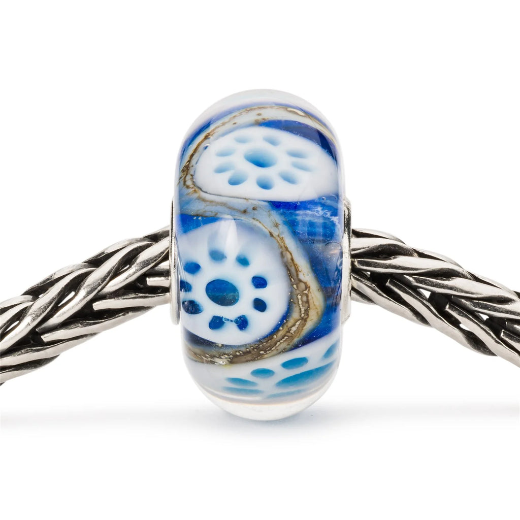 Trollbeads TGLBE-20278 Corallo Prezioso – Bead in vetro di Murano blu e bianco su bracciale argento