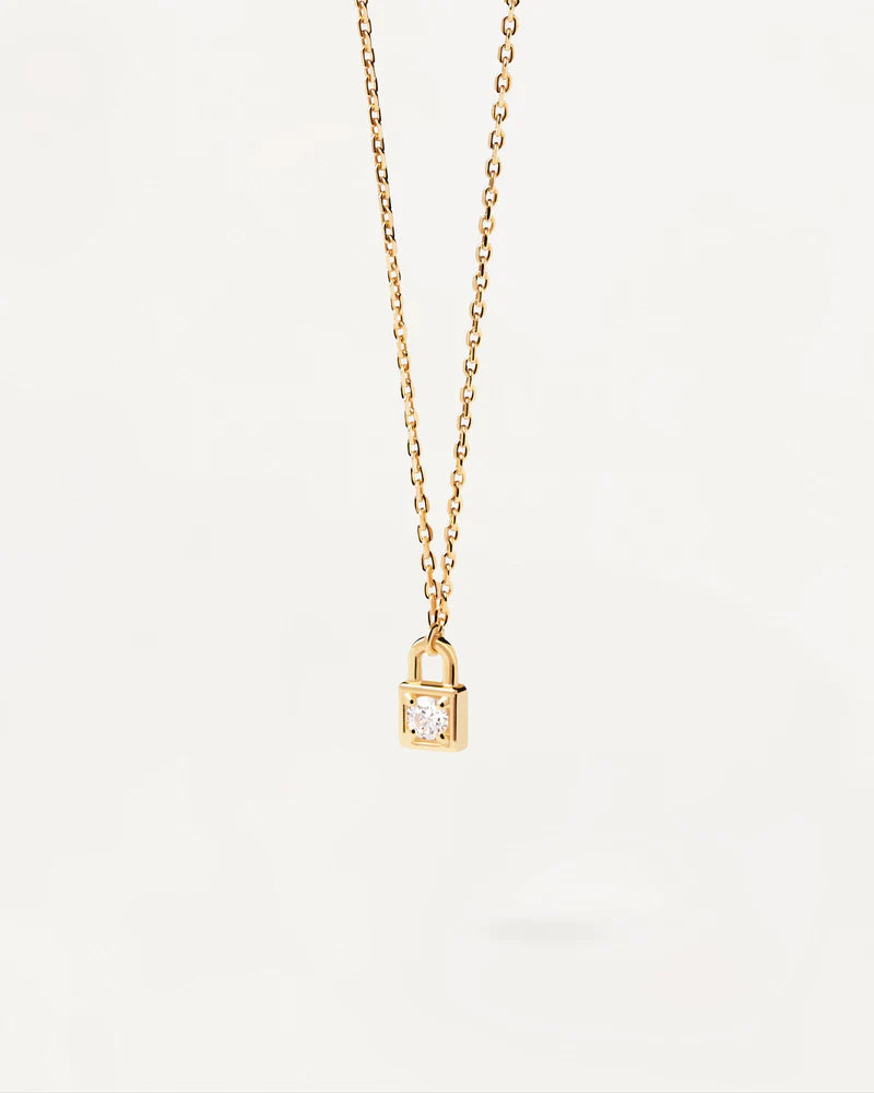 Collana PDPAOLA Lucchetto CO01-487 con catena dorata e pendente luminoso su sfondo chiaro, CICCO Gioielleria.