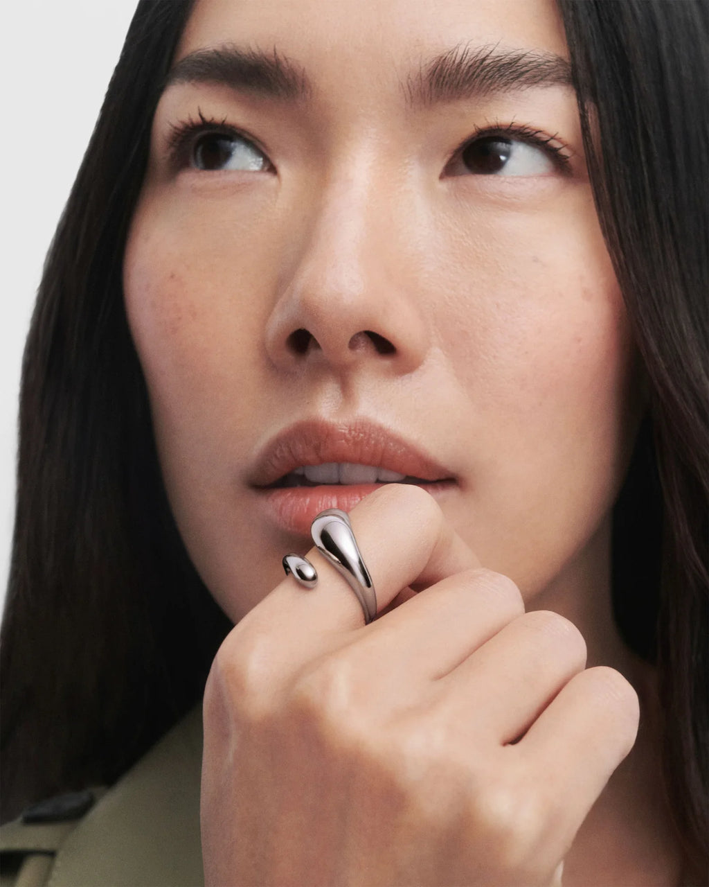 Anello PDPAOLA Orbit ANB2-D74-12 - foto lifestyle indossato al dito