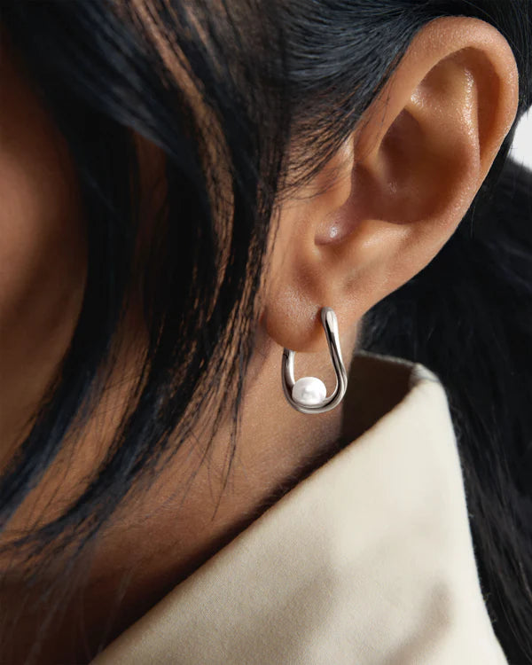 Orecchini cerchio con perla PDPAOLA silver indossati – look elegante
