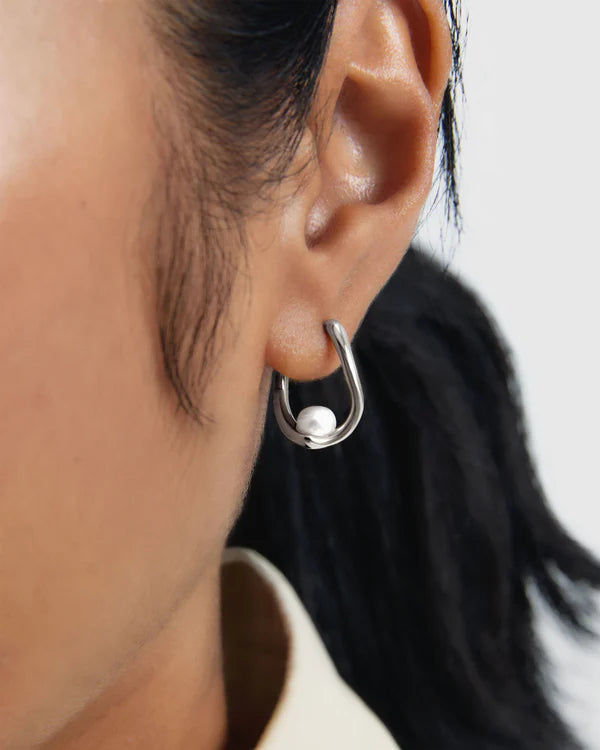Orecchini cerchio con perla PDPAOLA silver indossati – styling quotidiano