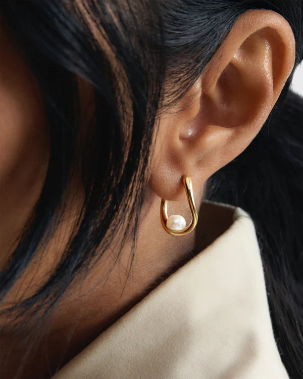 Orecchini cerchio con perla PDPAOLA gold indossati – look elegante