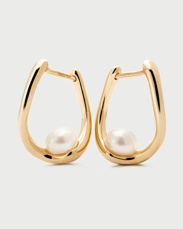 Dettaglio orecchino cerchio con perla PDPAOLA placcatura 18K gold