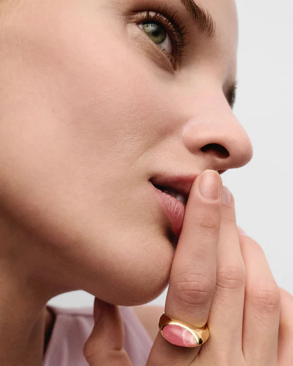 Anello sigillo Luna con rodocrosite PDPAOLA gold indossato – styling quotidiano