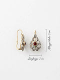 Misure degli orecchini pendenti OR0163 in argento 925 con pietra rossa: altezza totale 3 cm e larghezza 2 cm, CICCO Gioielleria.