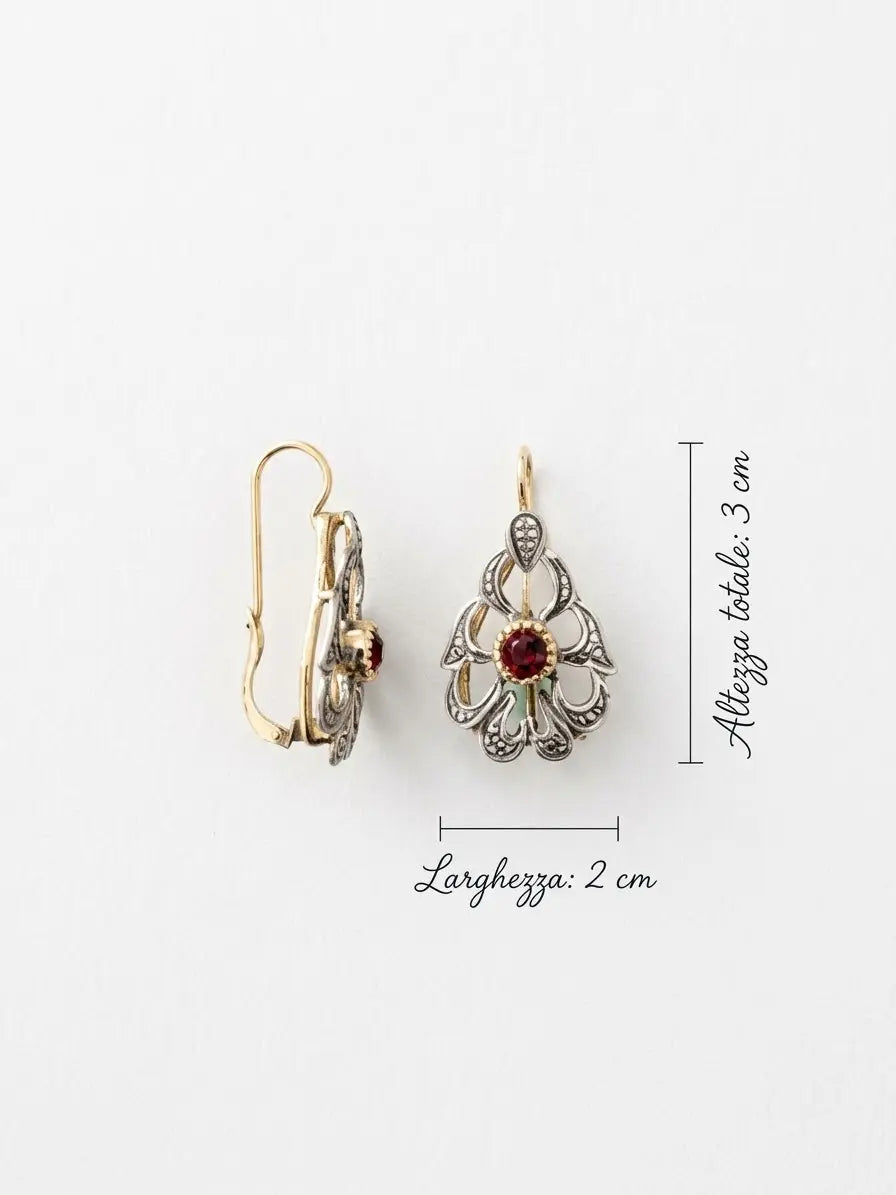 Misure degli orecchini pendenti OR0163 in argento 925 con pietra rossa: altezza totale 3 cm e larghezza 2 cm, CICCO Gioielleria.