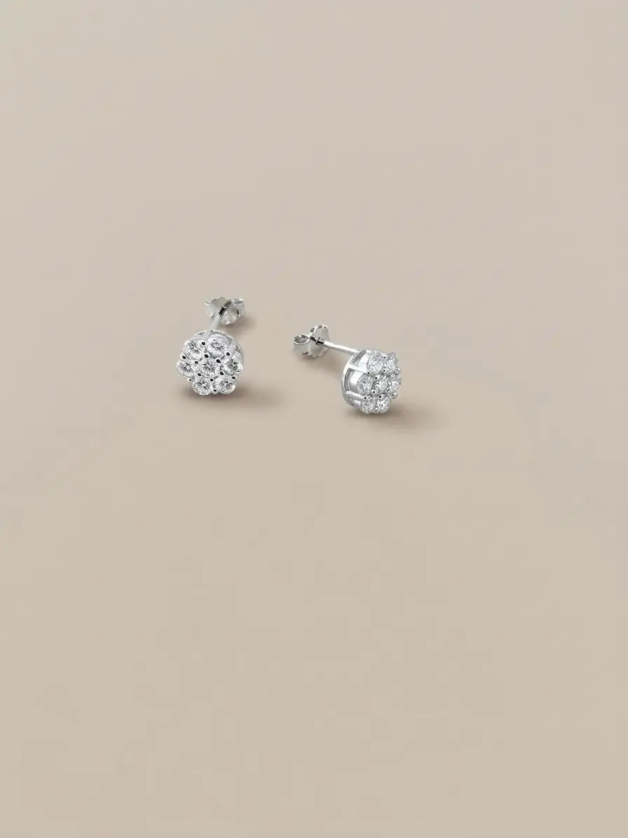 Orecchini a lobo Magic in argento 925 con pavé di zirconi bianchi su fondo neutro, CICCO Gioielleria.
