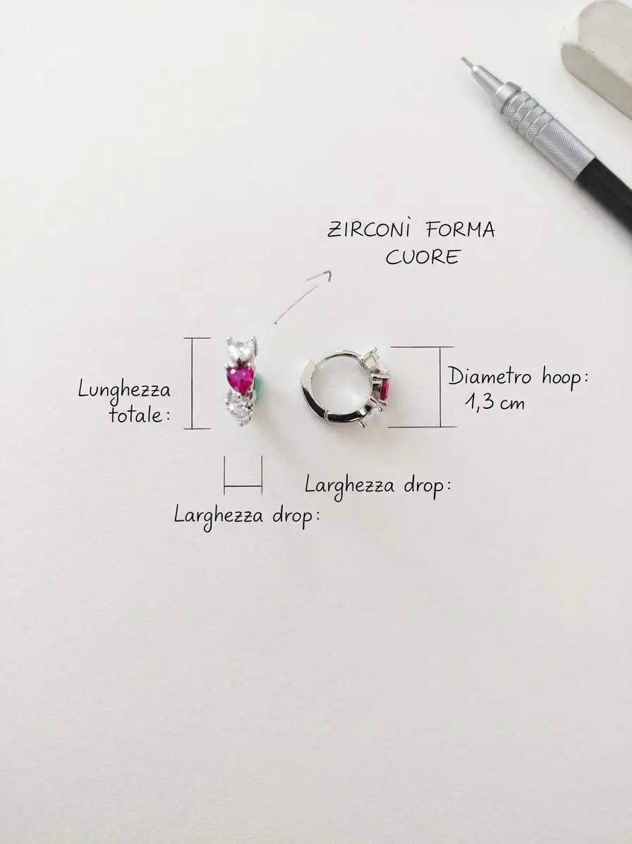 Orecchini a cerchio con zirconi a cuore rossi e bianchi, dettaglio del diametro di 1,3 cm e della chiusura, CICCO Gioielleria.