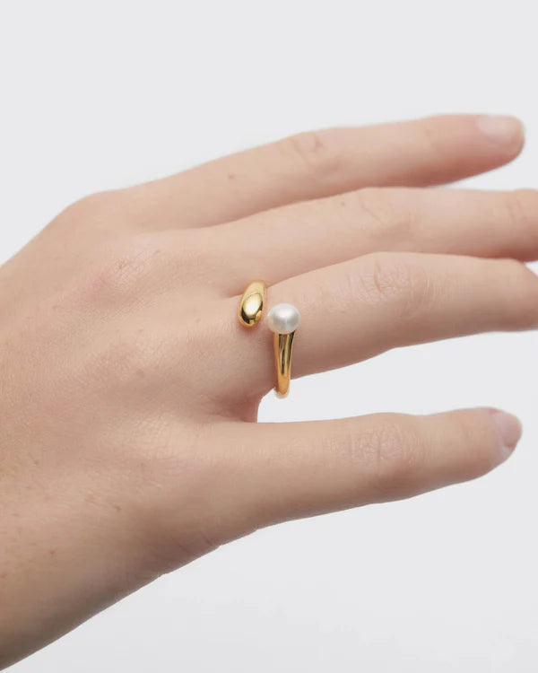 Anello PDPAOLA Perla ANB1-E08-12 - foto lifestyle indossato al dito