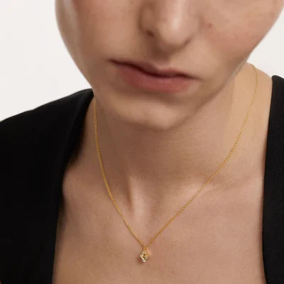 ollana PDPAOLA Arda CO01-479 indossata al collo, della collezione The New Essentials