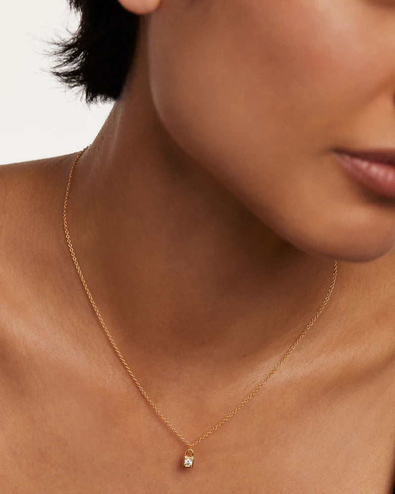 Collana PDPAOLA Lucchetto CO01-487 indossata al collo, con catena sottile dorata e piccolo pendente a lucchetto.