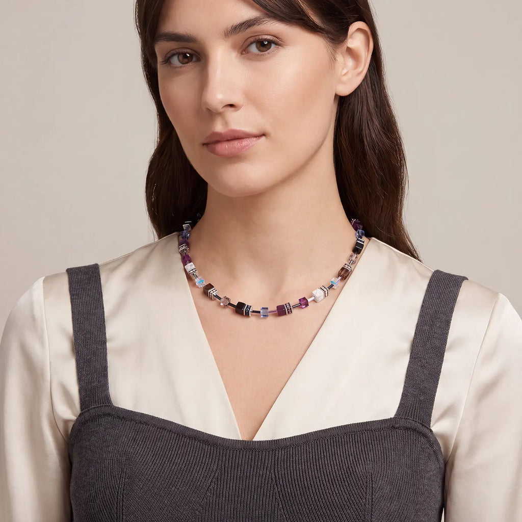 Collana Coeur de Lion GeoCUBE® Iconic Precious Twilight indossata – Design geometrico con pietre naturali dai toni grigio-lilla da Cicco Gioielleria