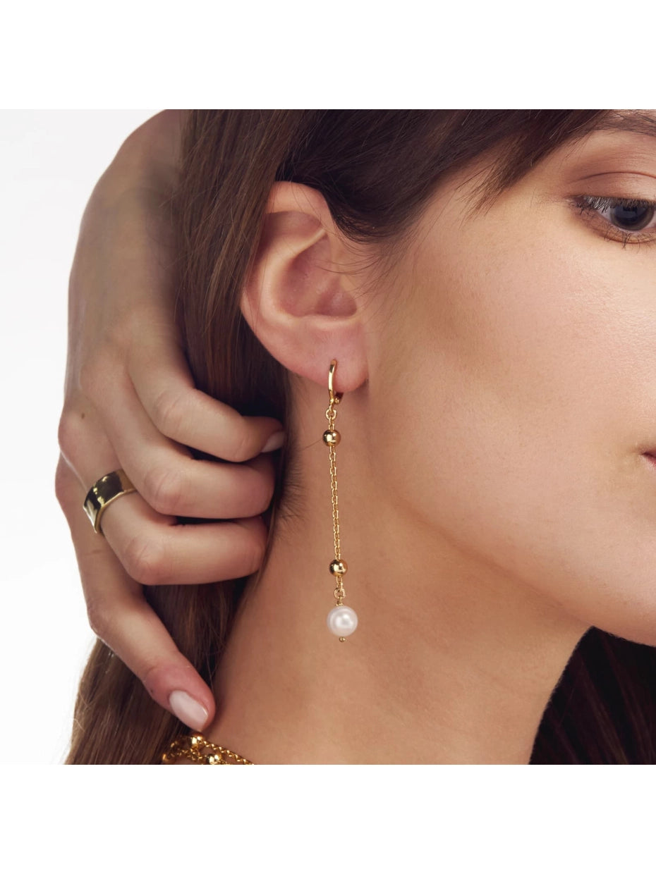 UNOAERRE 2067 Orecchini pendenti con perla naturale indossati – Eleganza raffinata