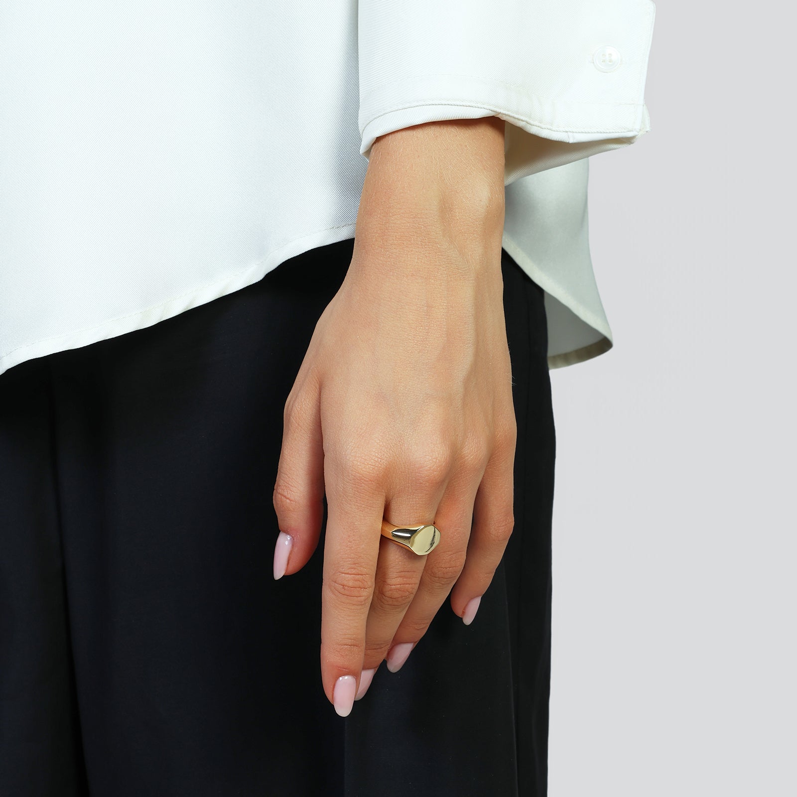 Anello Chevalier Dorato UNOAERRE - dettaglio castone dorato - CICCO Gioielleria