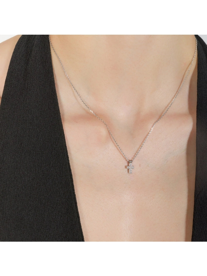Collana con mini croce pavé di zirconi UNOAERRE indossata, punto luce delicato sul décolleté