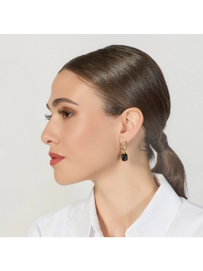 Orecchini UNOAERRE Joya indossati – Pendente dorato con onice – Stile contemporaneo Made in Italy