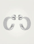 Orecchini a cerchio OR0100 in argento 925 con pavé di zirconi bianchi e chiusura a farfallina su sfondo neutro, CICCO Gioielleria.
