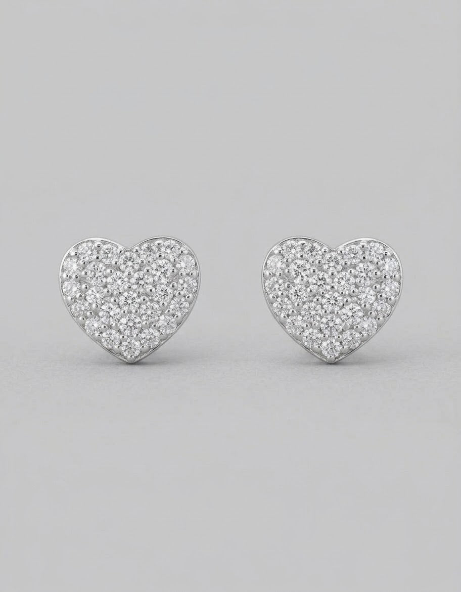 Orecchini a cuore OR0102 in argento 925 con pavé di zirconi su sfondo neutro, selezione CICCO Gioielleria.