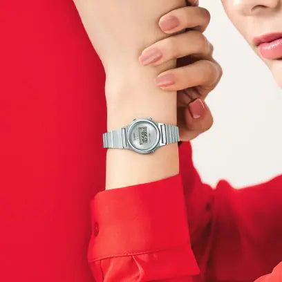 Casio Vintage LA700WE-7AEF dettaglio cassa tonda 26mm display digitale donna minimalista