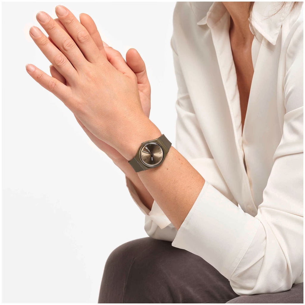 Swatch PEARLYGREEN GG712 verde perlato indossato al polso con camicia bianca, CICCO Gioielleria.