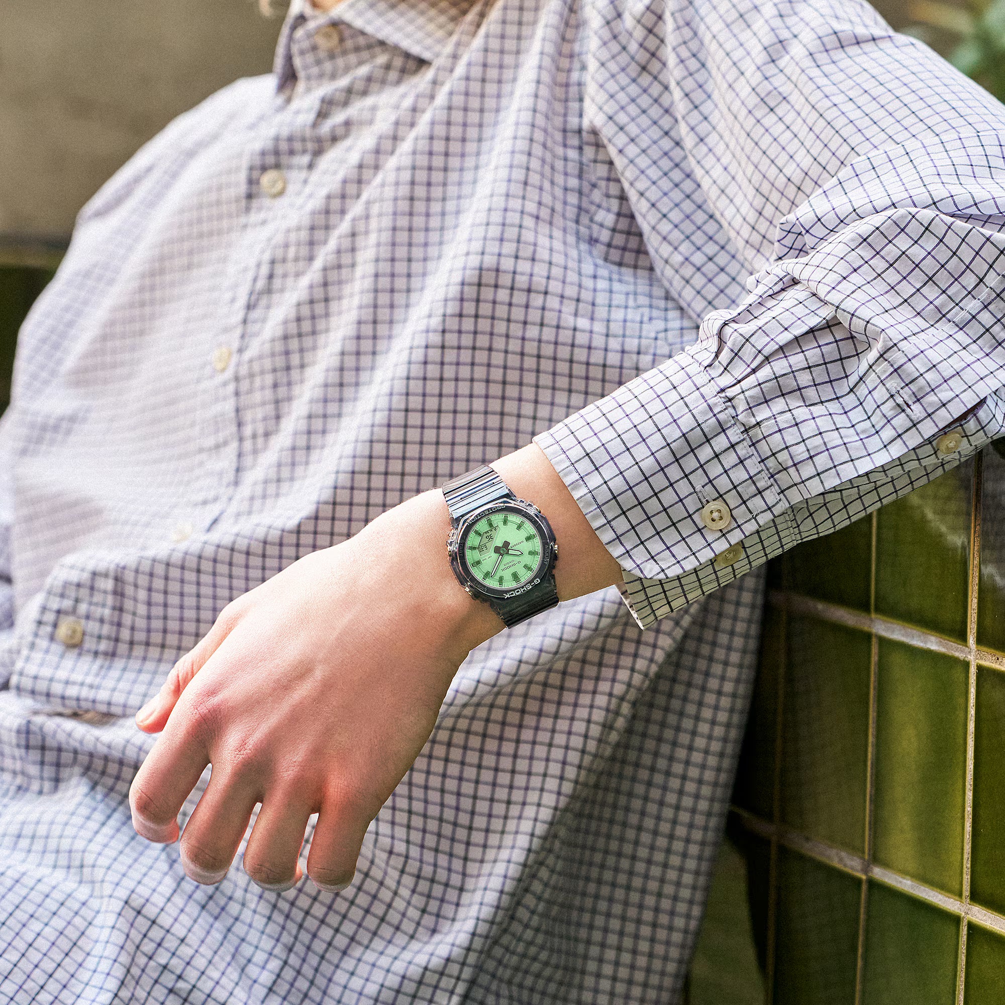Casio G-SHOCK GMA-P2100SR-1A indossato al polso – design compatto con riflessi cangianti su sfondo estivo