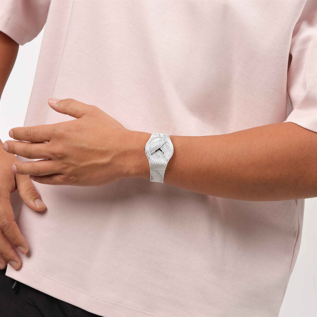 Swatch GZ363 Curvilinear indossato al polso