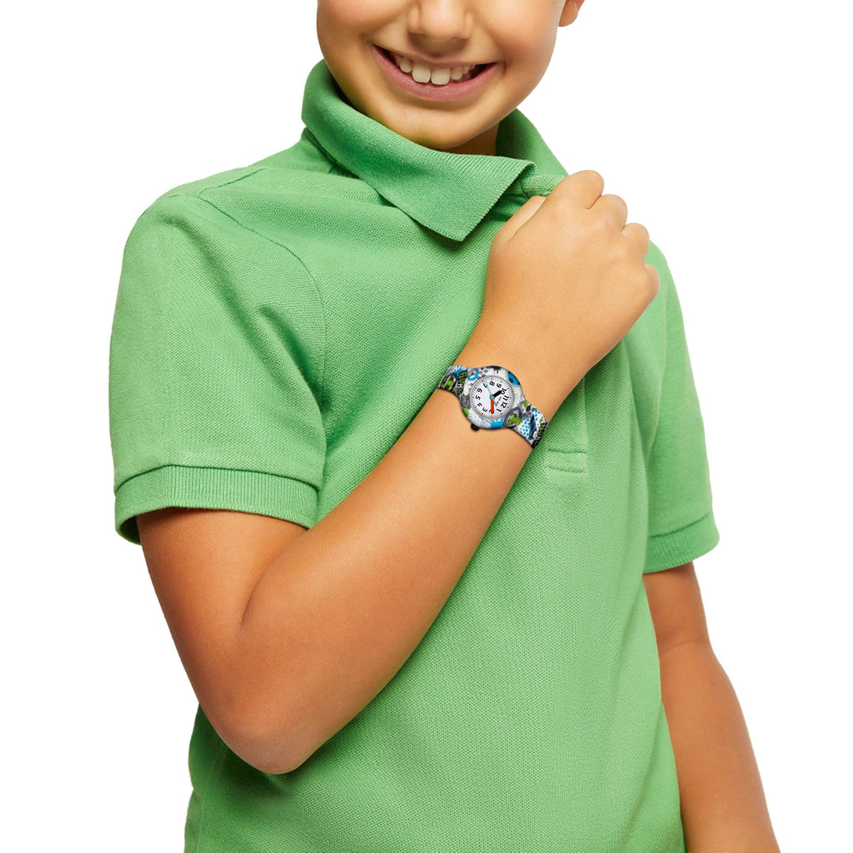 HIP HOP Kids Fun HWU1066 indossato da un bambino con polo verde, cinturino decorato con palloni e scarpini.