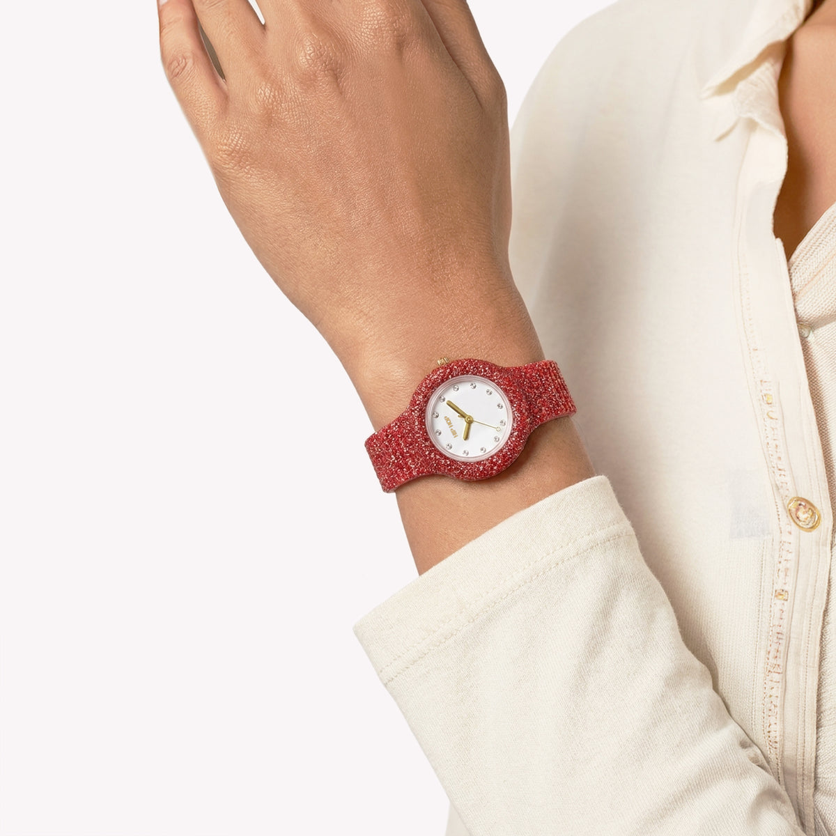 Dettaglio indossato dell’orologio Hip Hop Shimmer Crush rosso HWU1338 – CICCO Gioielleria