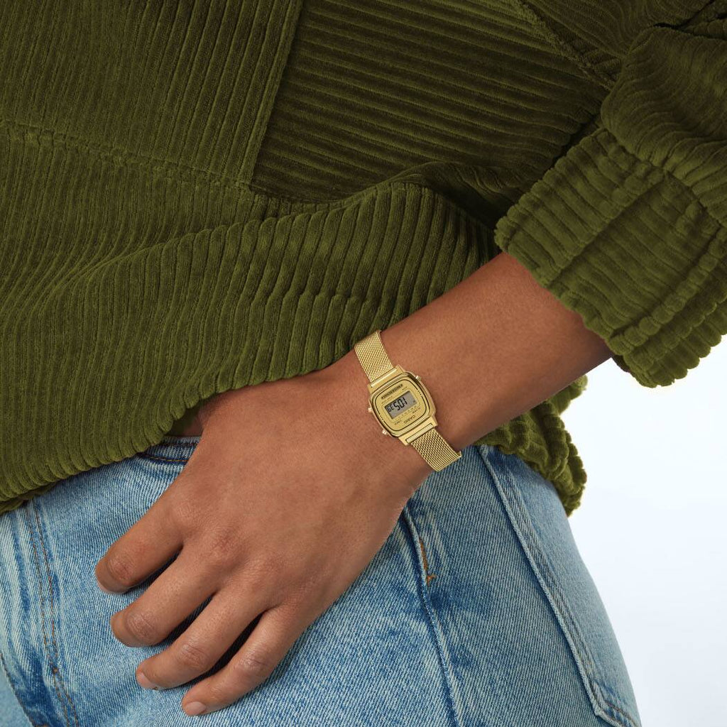 Casio Vintage LA670WEMY-9EF indossato al polso, orologio digitale donna con cinturino a maglie