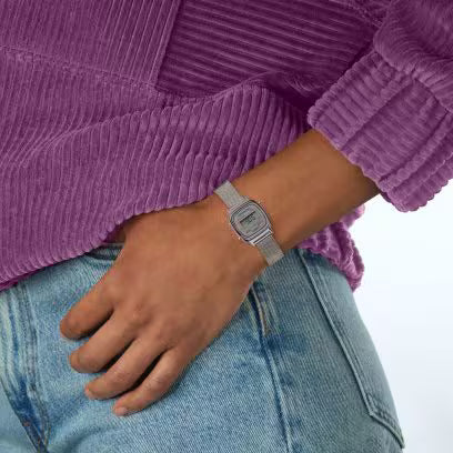 Casio Vintage LA670WEM-7EF dettaglio display digitale donna maglia Milano grigio urban