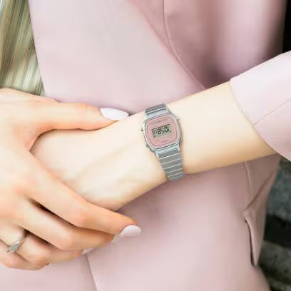 Casio Vintage LA670WEA-4A2EF dettaglio display digitale donna acciaio rosa urban retrò