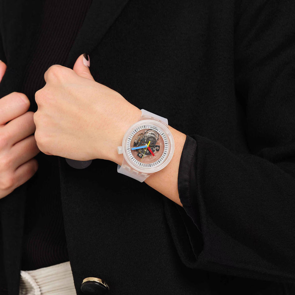 Swatch Clearly Bold – Vista angolata orologio trasparente Big Bold – SWATCH