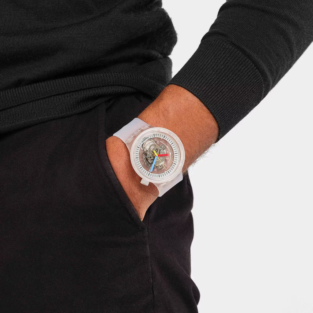 Swatch Clearly Bold – Orologio trasparente indossato al polso, scatto lifestyle – CICCO Gioielleria