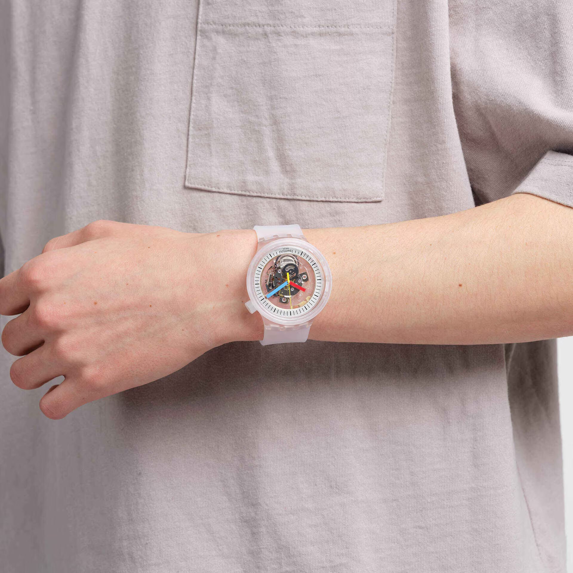 Swatch Pay SB01K102-5300 indossato – Vista frontale orologio NFC Swatch