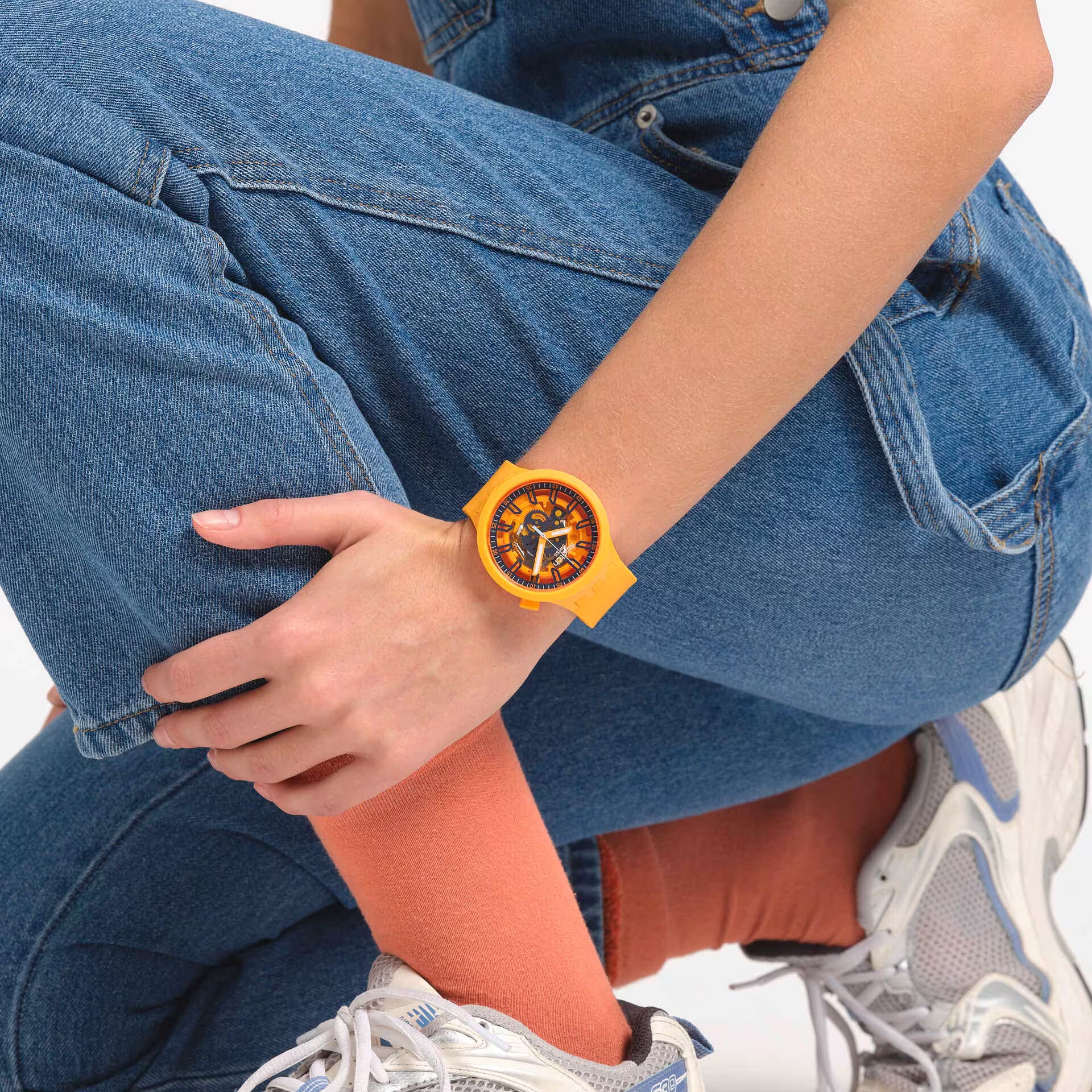 Swatch Big Bold SB01O100 Fresh Orange – Orologio oversize indossato al polso, scatto lifestyle – CICCO Gioielleria
