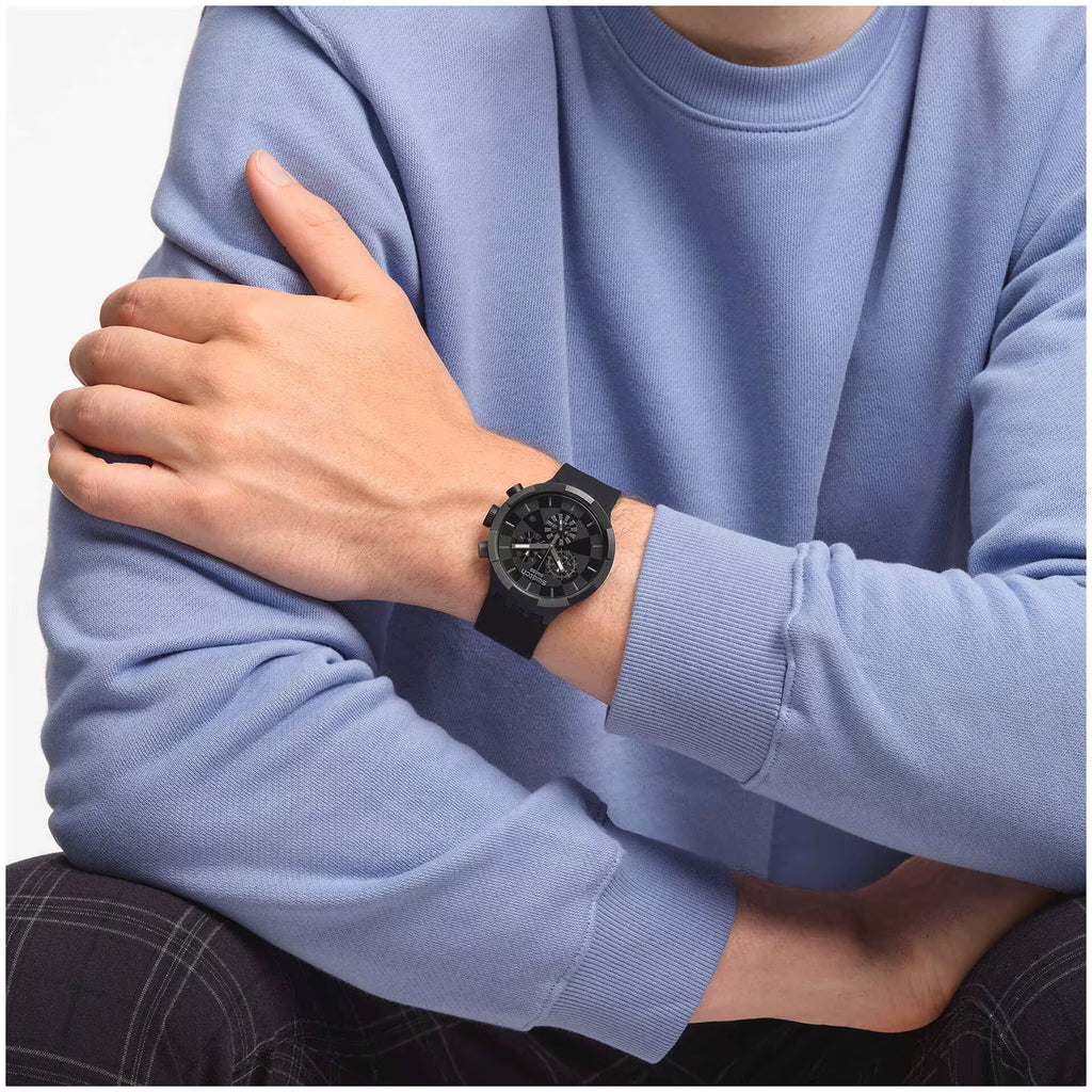 Swatch Big Bold Chrono Checkpoint Black – Cronografo oversize indossato al polso, scatto lifestyle – CICCO Gioielleria