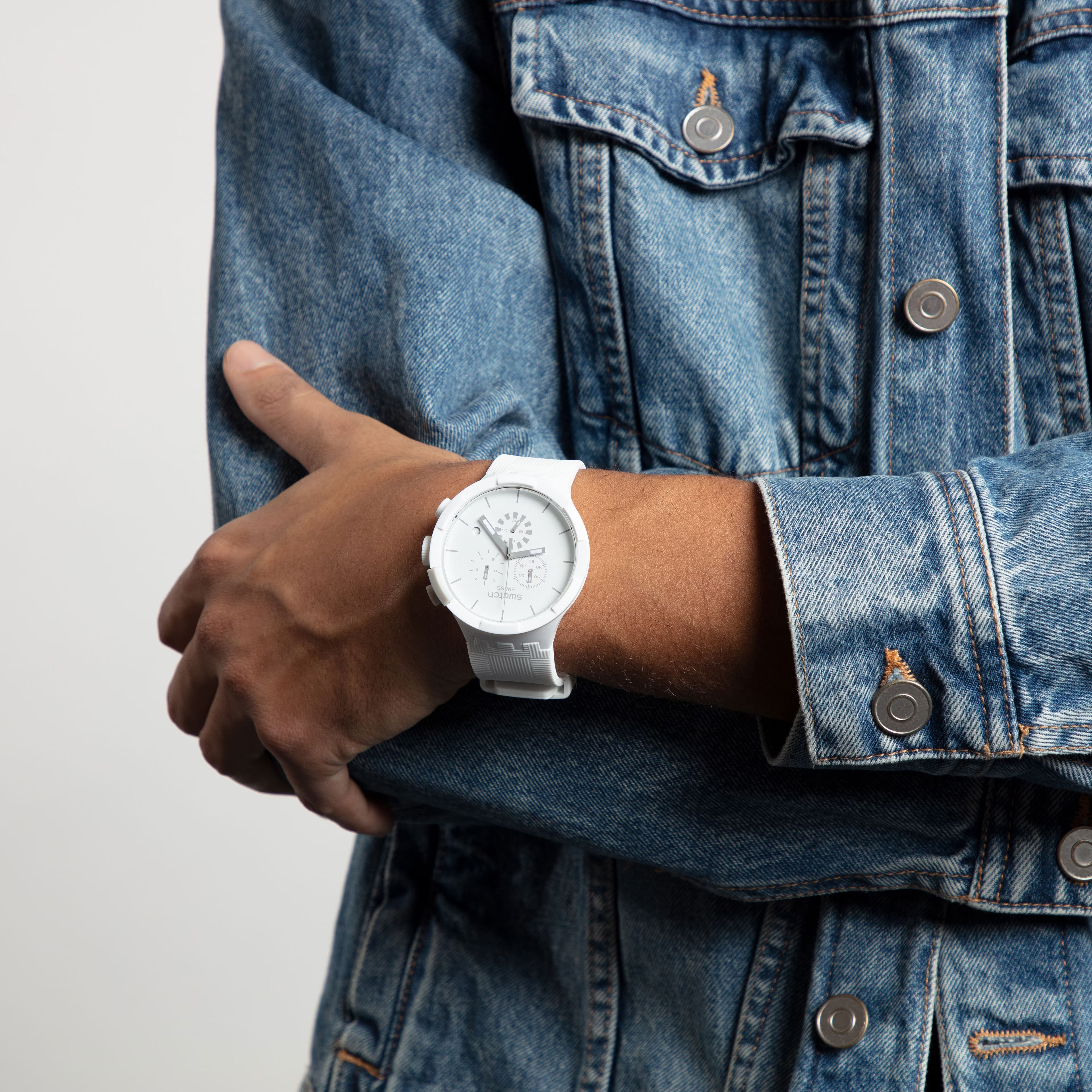 Swatch Big Bold Chrono SB02W400 Chequered White – Cronografo oversize indossato al polso, scatto lifestyle – CICCO Gioielleria