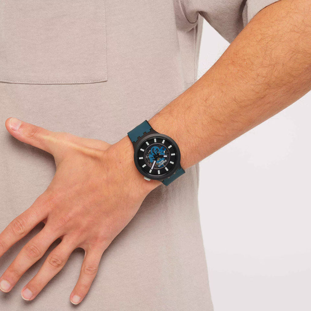 Swatch Big Bold Night Trip – Orologio oversize indossato al polso, scatto lifestyle – CICCO Gioielleria