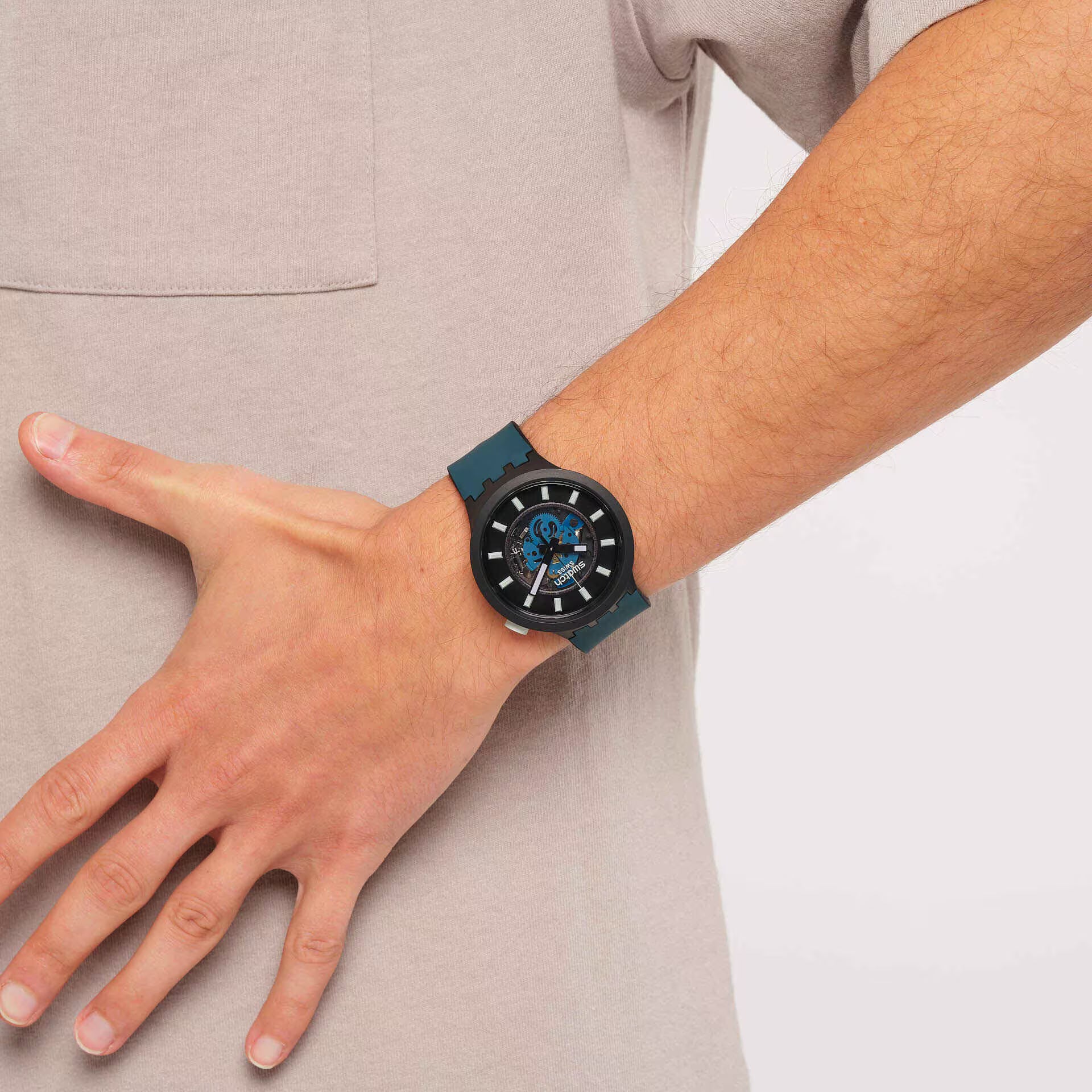 Swatch Big Bold Night Trip – Orologio oversize indossato al polso, scatto lifestyle – CICCO Gioielleria