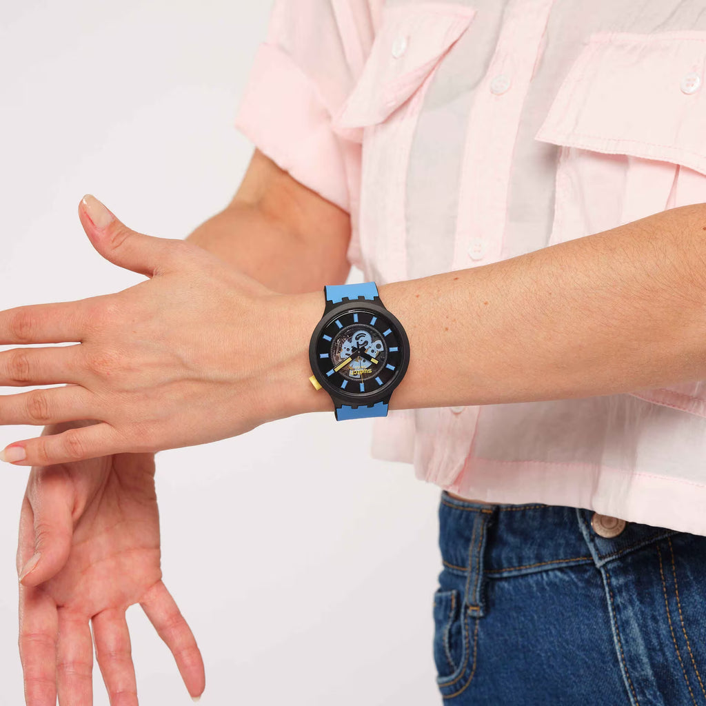 Swatch Big Bold Travel by Day – Orologio oversize indossato al polso, scatto lifestyle – CICCO Gioielleria