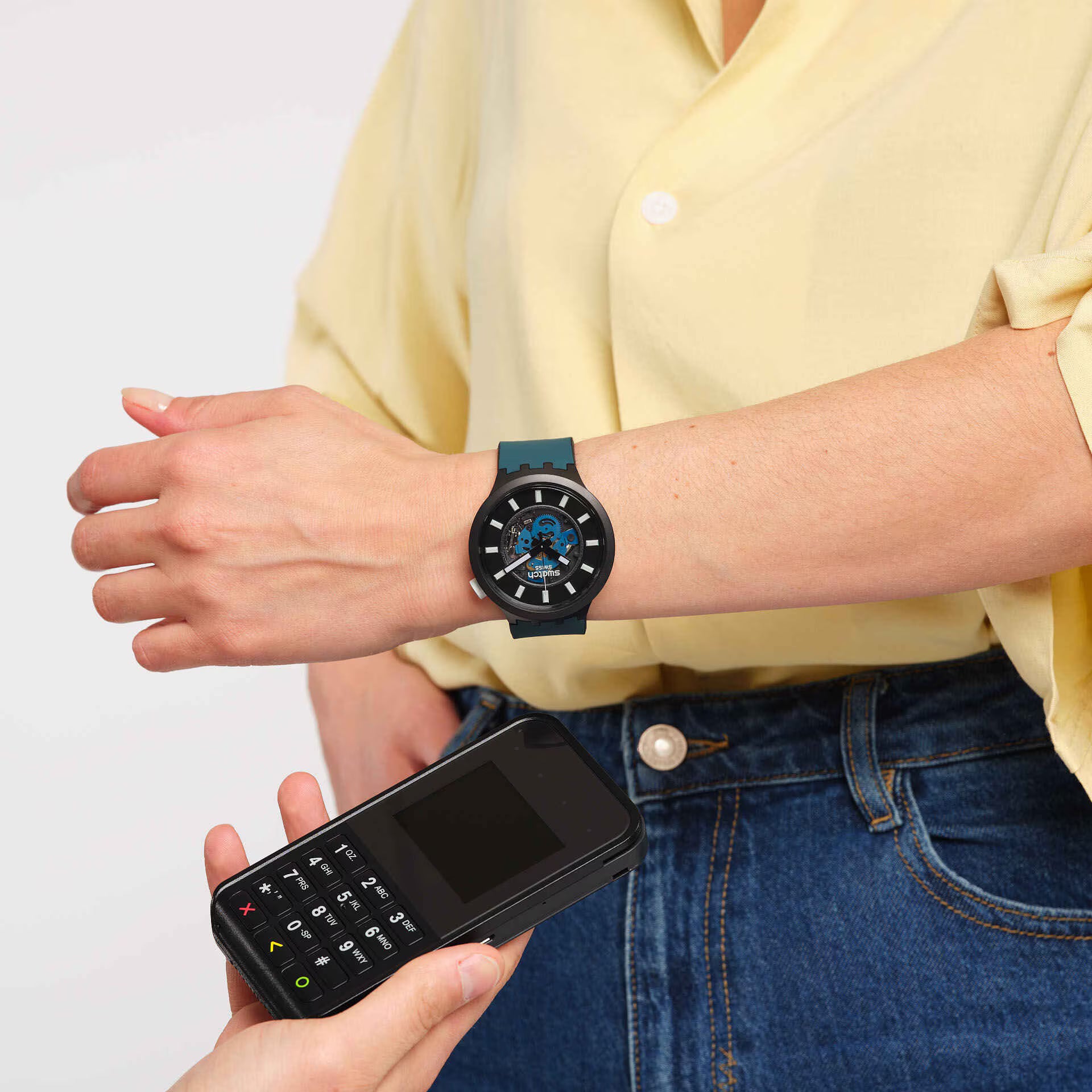 Swatch Night Trip Pay SB03B111-6000 indossato al polso – Big Bold Bioceramic con pagamento contactless SwatchPAY!
