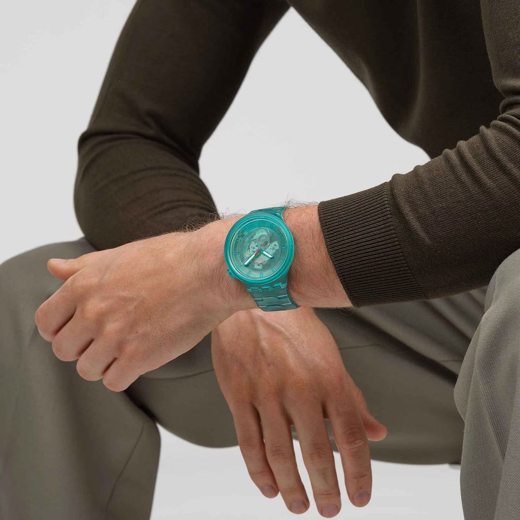 Swatch Big Bold Turquoise Joy – Orologio oversize indossato al polso, scatto lifestyle – CICCO Gioielleria