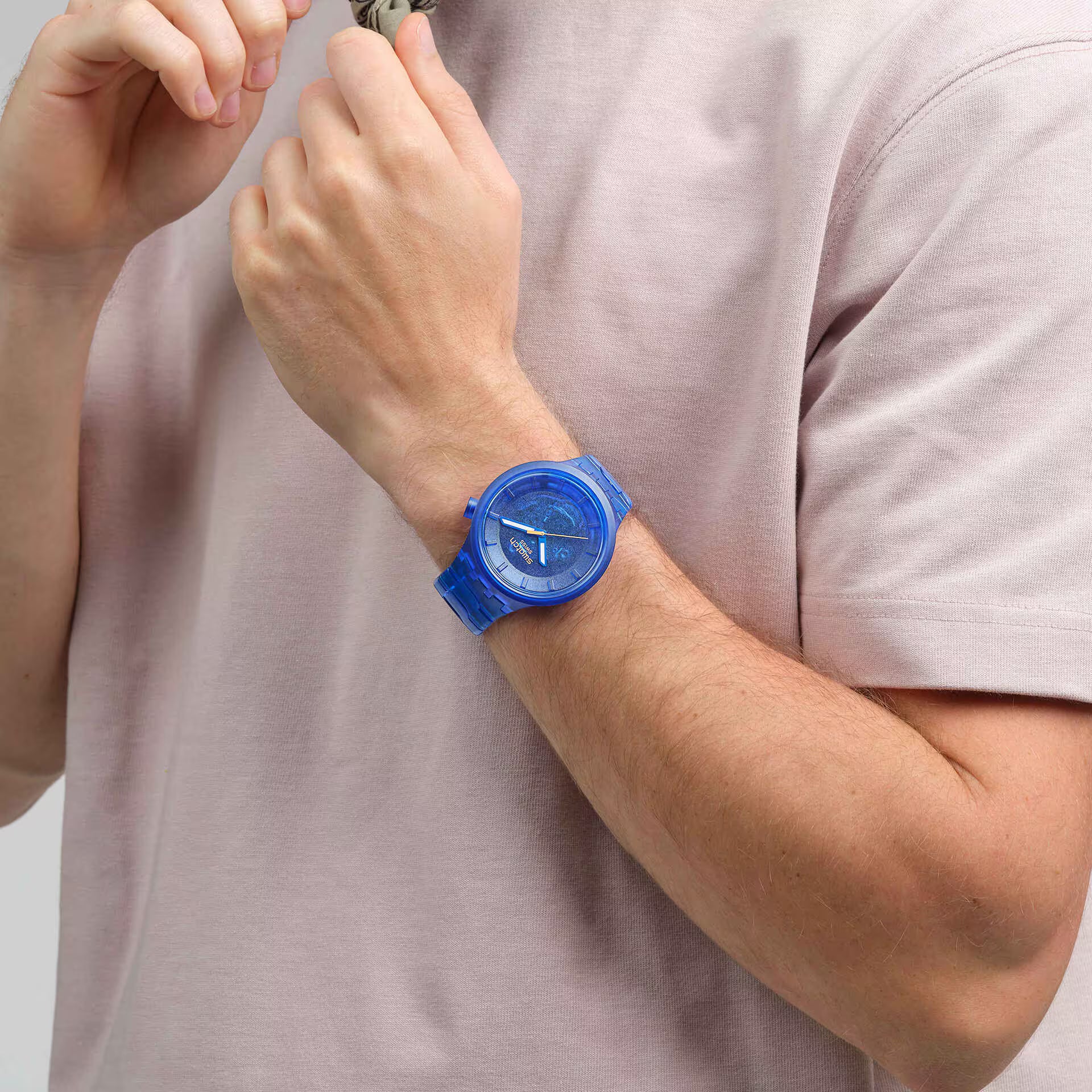 Swatch Big Bold SB05N116 Navy Joy – Orologio oversize indossato al polso, scatto lifestyle – CICCO Gioielleria