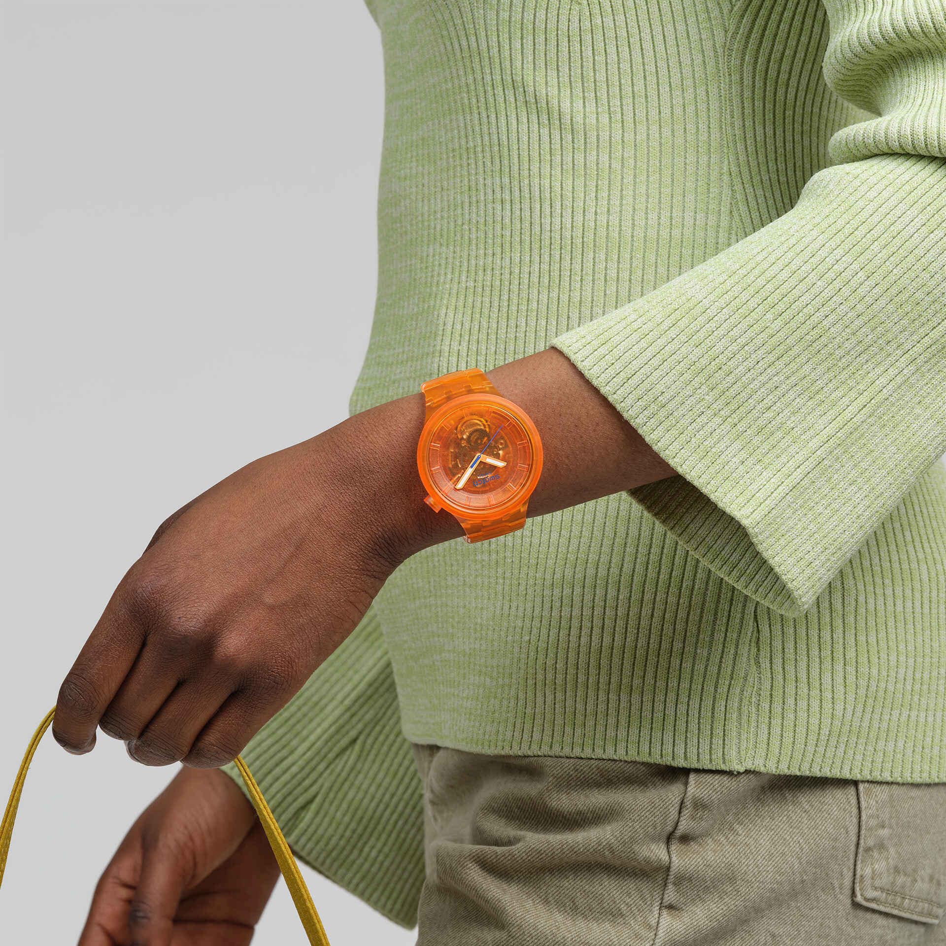 Swatch Big Bold Orange Joy – Vista angolata orologio oversize arancio – SWATCH