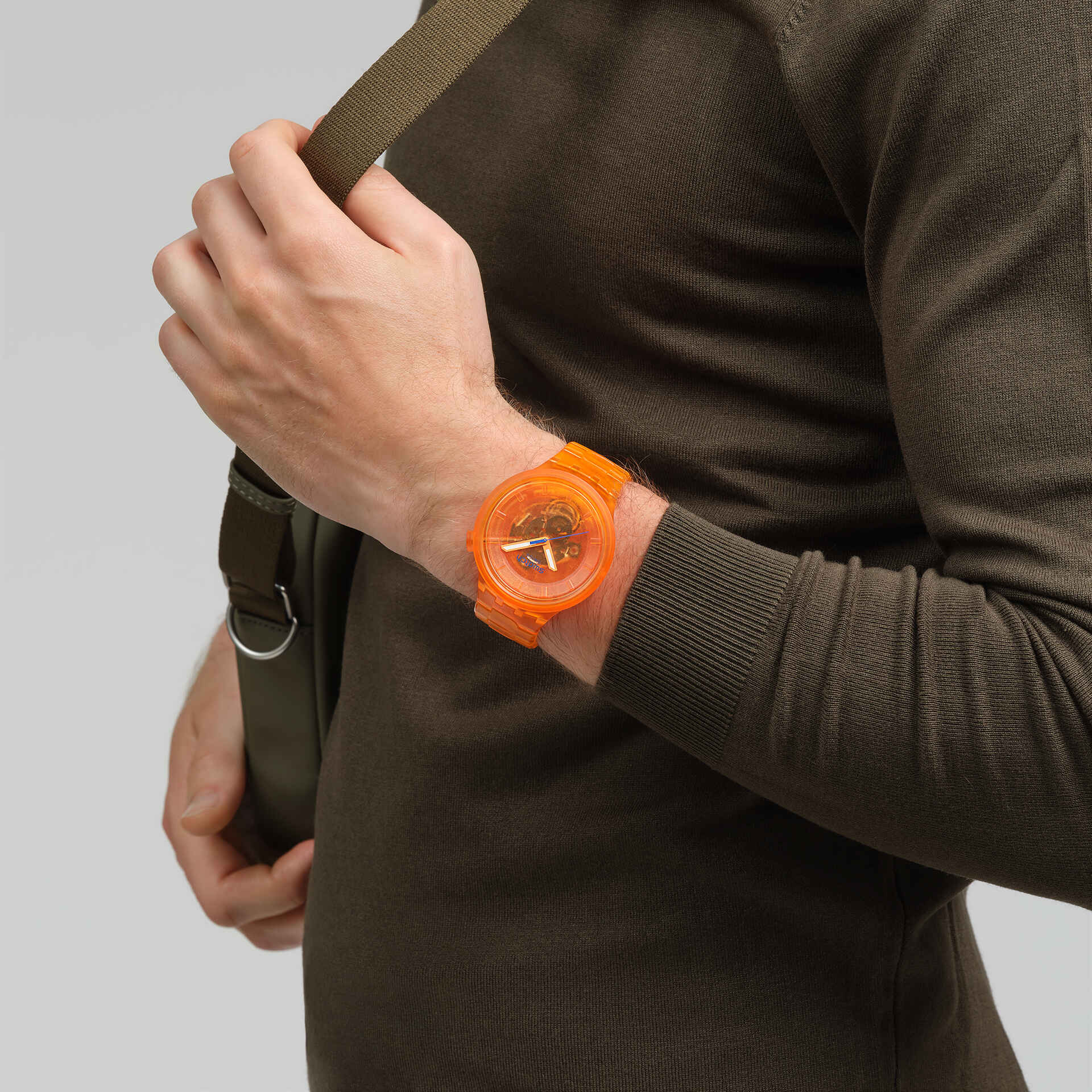 Swatch Big Bold Orange Joy – Orologio oversize indossato al polso, scatto lifestyle – CICCO Gioielleria