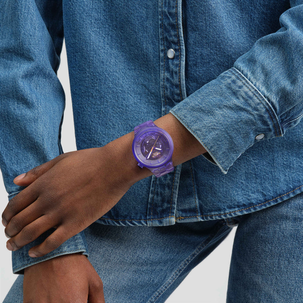 Swatch Big Bold Purple Joy – Vista angolata orologio oversize viola – SWATCH