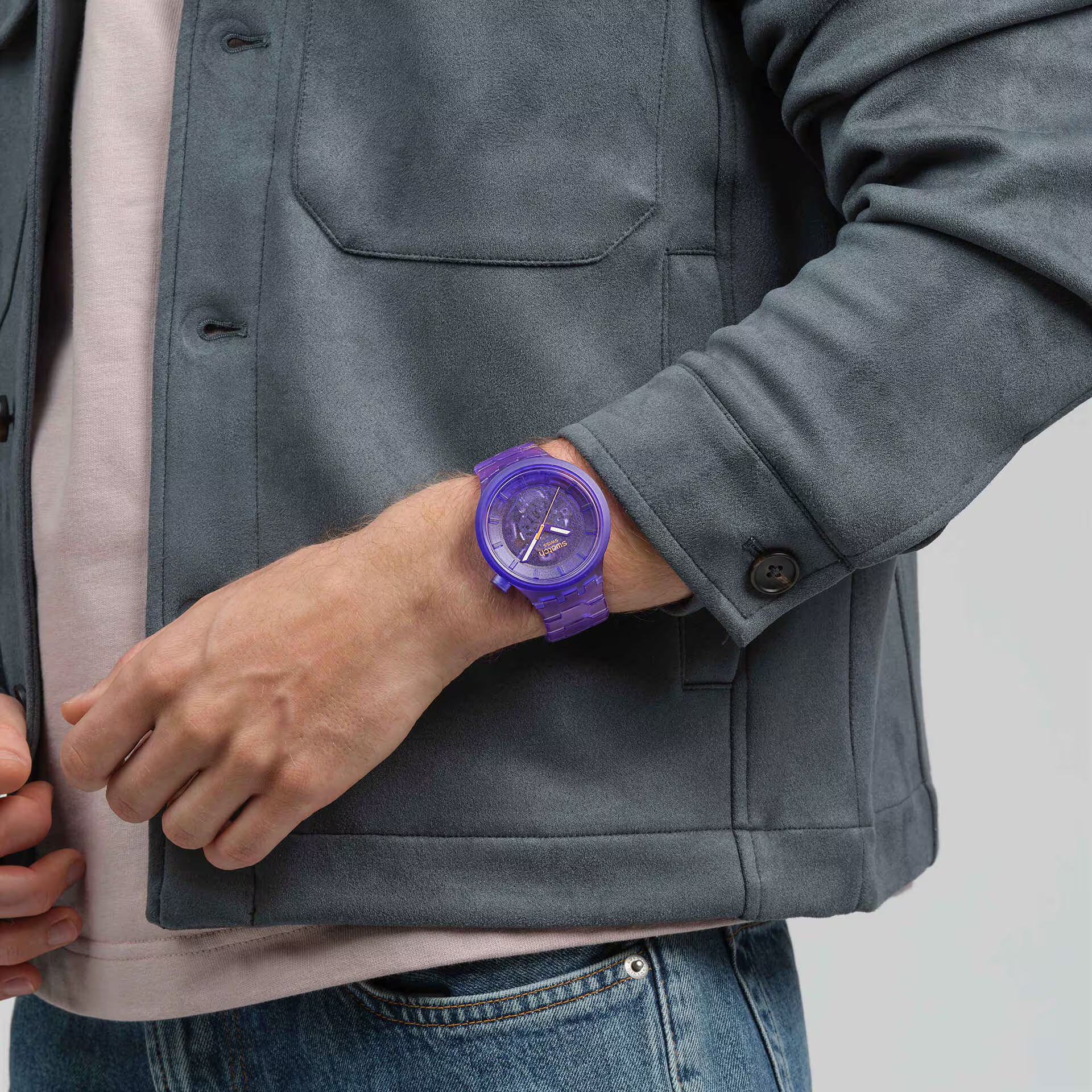 Swatch Big Bold Purple Joy – Orologio oversize indossato al polso, scatto lifestyle – CICCO Gioielleria