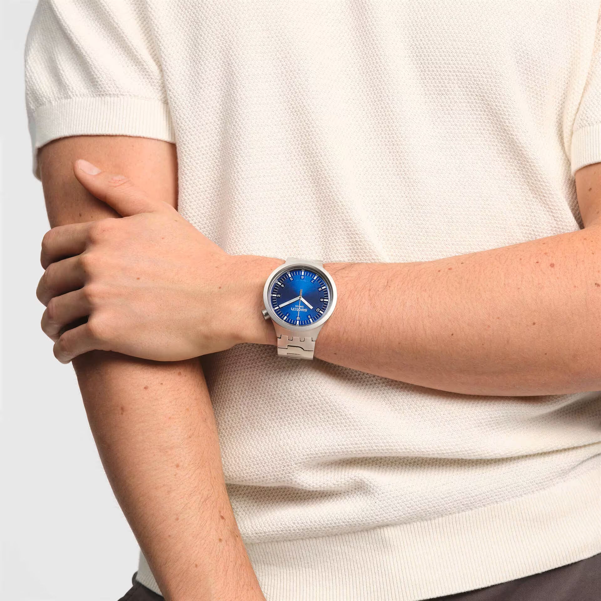 Swatch Big Bold Irony Indigo Hour – Orologio oversize indossato al polso, scatto lifestyle – CICCO Gioielleria