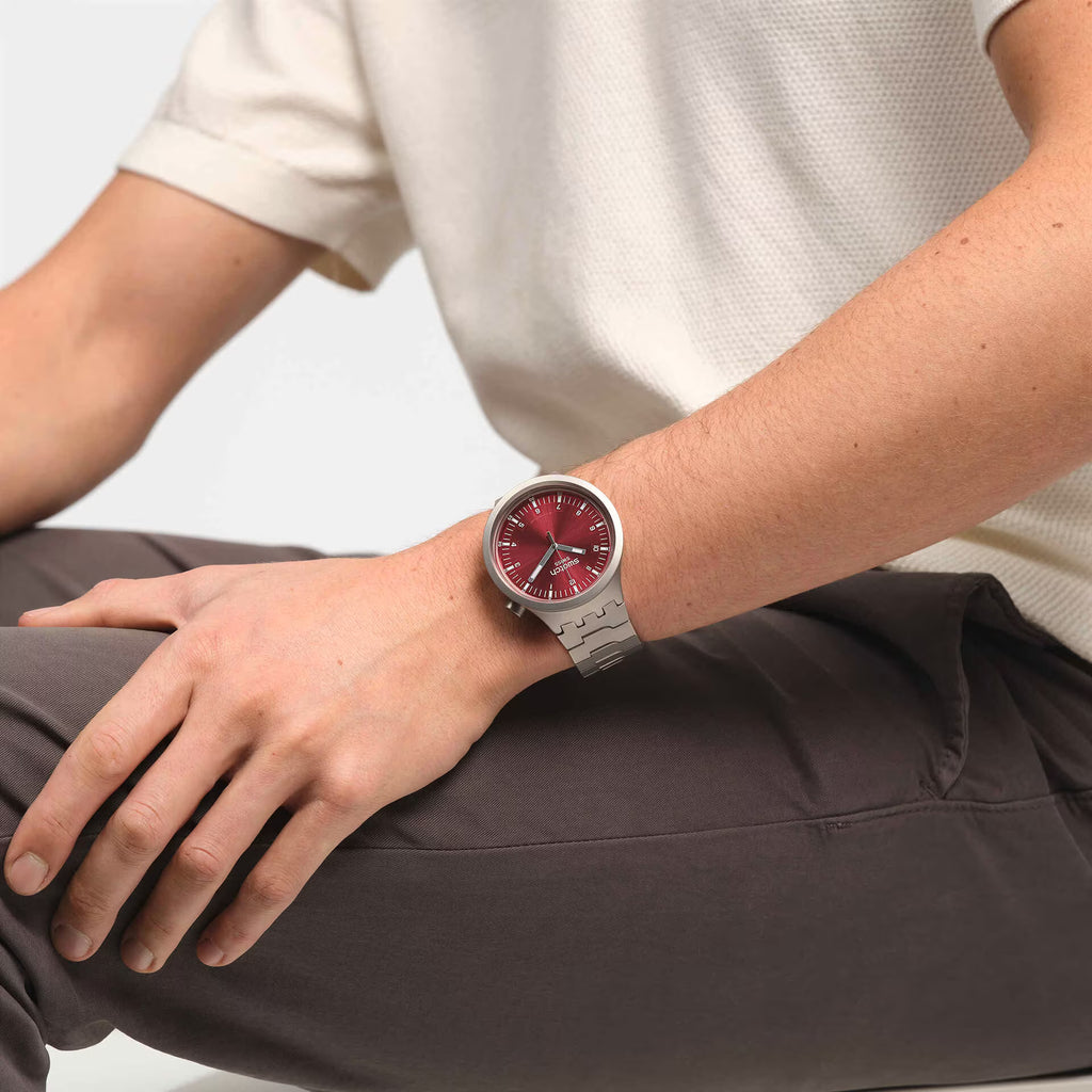 Swatch Big Bold Irony Scarlet Shimmer – Orologio oversize indossato al polso, scatto lifestyle – CICCO Gioielleria