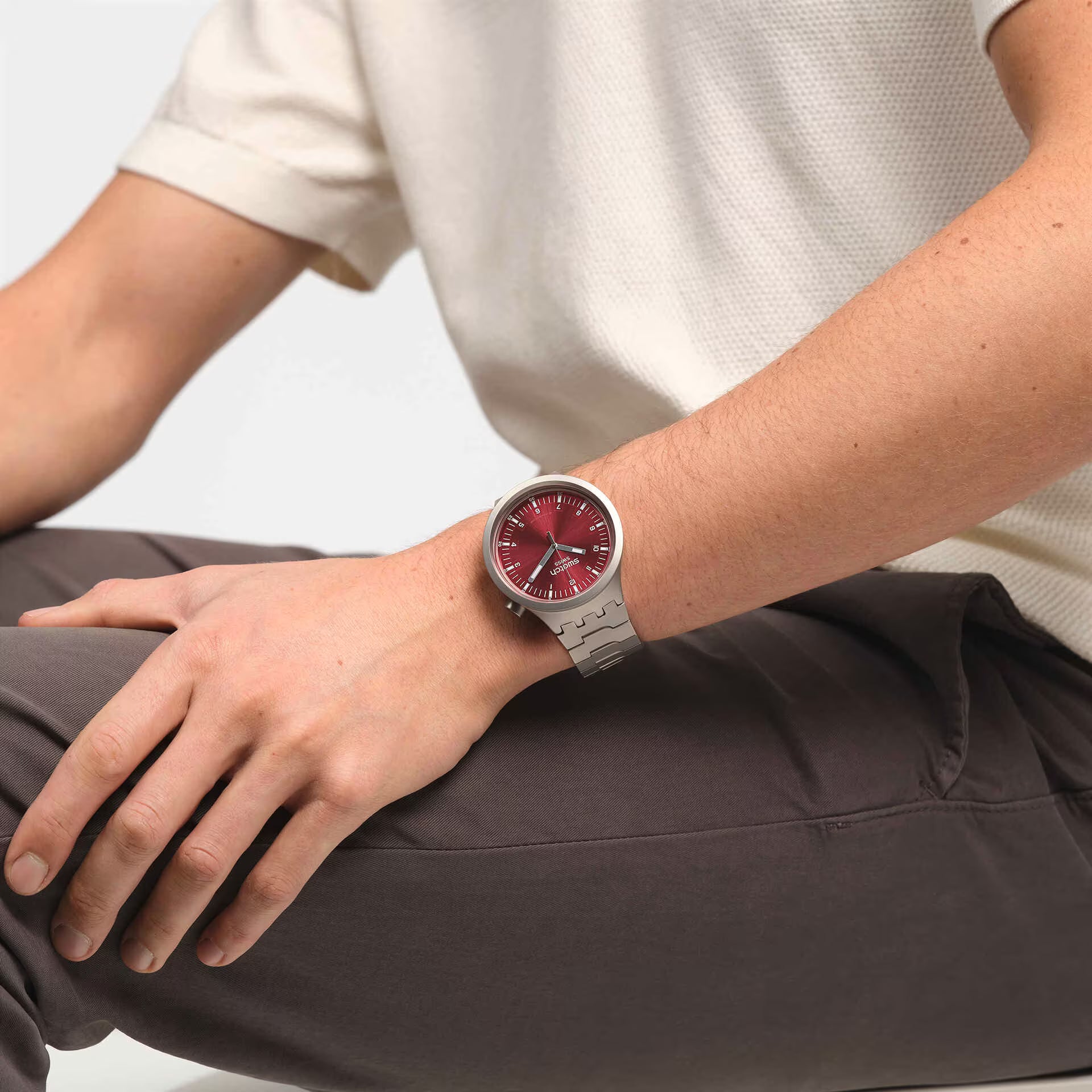 Swatch Big Bold Irony Scarlet Shimmer – Orologio oversize indossato al polso, scatto lifestyle – CICCO Gioielleria